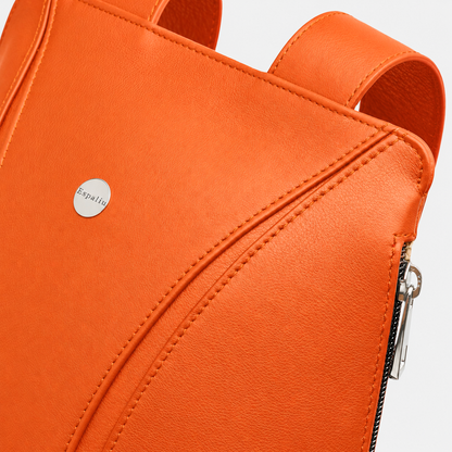 Detalle de la piel naranja, las costuras y el emblema de Joaquín Espaliú