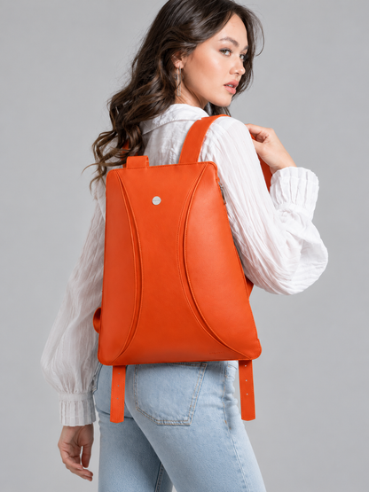 Bolso naranja de Joaquín Espaliú llevado a la espalda, vista de tres cuartos